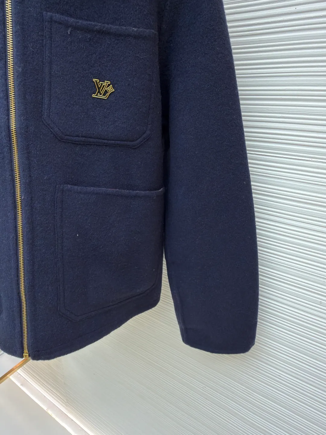 LOUIS VUITTON double-sided workwear wool jacket ●Original version: purchased and developed for 30,000 ●Item number: 1682367-E65 ●Fabric: sheep wool fabric ●Technology: jacquard production ●Color: red and blue ●Version: fitted version ●Weight: about 925 grams ●Size: 44-46-48-50 ●Description: Customized luxurious and soft double-woven high-density cashmere silk cloth (sheep wool content is up to 90%) Rough but soft, solid and fluffy, like clouds wrapped in the warm winter sun, using a color rebellion to redefine the luxury logic of double-wearing. On the one hand, there is untamed fantasy. Red and blue tear wild tension on the wool fabric. The Monogram presbyopia is disassembled and reorganized, allowing the century-old totem to continue to burn in the contemporary context. On the other hand, it is plain ambition. Only a metal LV logo is embellished on the breast pocket. With a crisp silhouette and delicate texture, it silently declares that luxury never needs to be printed all over. The aura is as broad as the territory. There is no need to change clothes. Turning is the ritual from battlefield to feast. The sense of luxury exudes from the inside out. The style is never shackles. Fabric jacquard technology: By weaving a full-width Monogram jacquard texture on the surface of the fabric, the interweaving method of warp and weft lines is controlled, and the interweaving density and tension of the yarns are precisely controlled to make it more three-dimensional. Jingyi Double Lip Hidden Check Sewing Bag Process Positioning and tracing - bag opening and cutting - double lip shaping - bag cloth sewing - invisible grid lining - final inspection and ironing. No machine foot intervention in the whole process. Purely manual operation, infrared positioning cutting machine to achieve precise positioning of materials through infrared emitters and infrared receivers. The accuracy can reach the micron level, thereby meeting the effect of high-precision cutting of alignment strips. The overall wiring is straight and delicate, the fabric is comfortable and soft, and the color is consistent without color difference. It can be matched with the same style to create a fashionable look and control various occasions. Customized accessories, complete with three standards, same style for men and women!